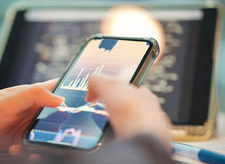 Fondos siendo retirados y transferidos mediante un proceso transparente, verificado por un inversor